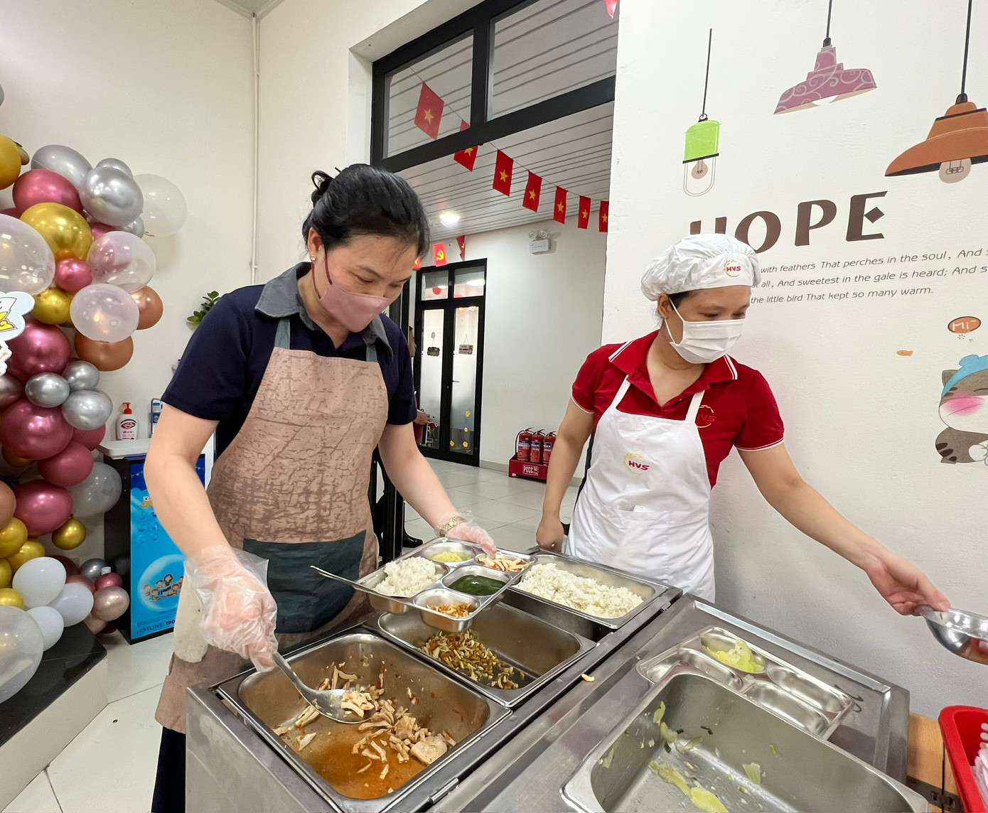 Thực phẩm bốc mùi vào trường học: Ai chịu trách nhiệm?