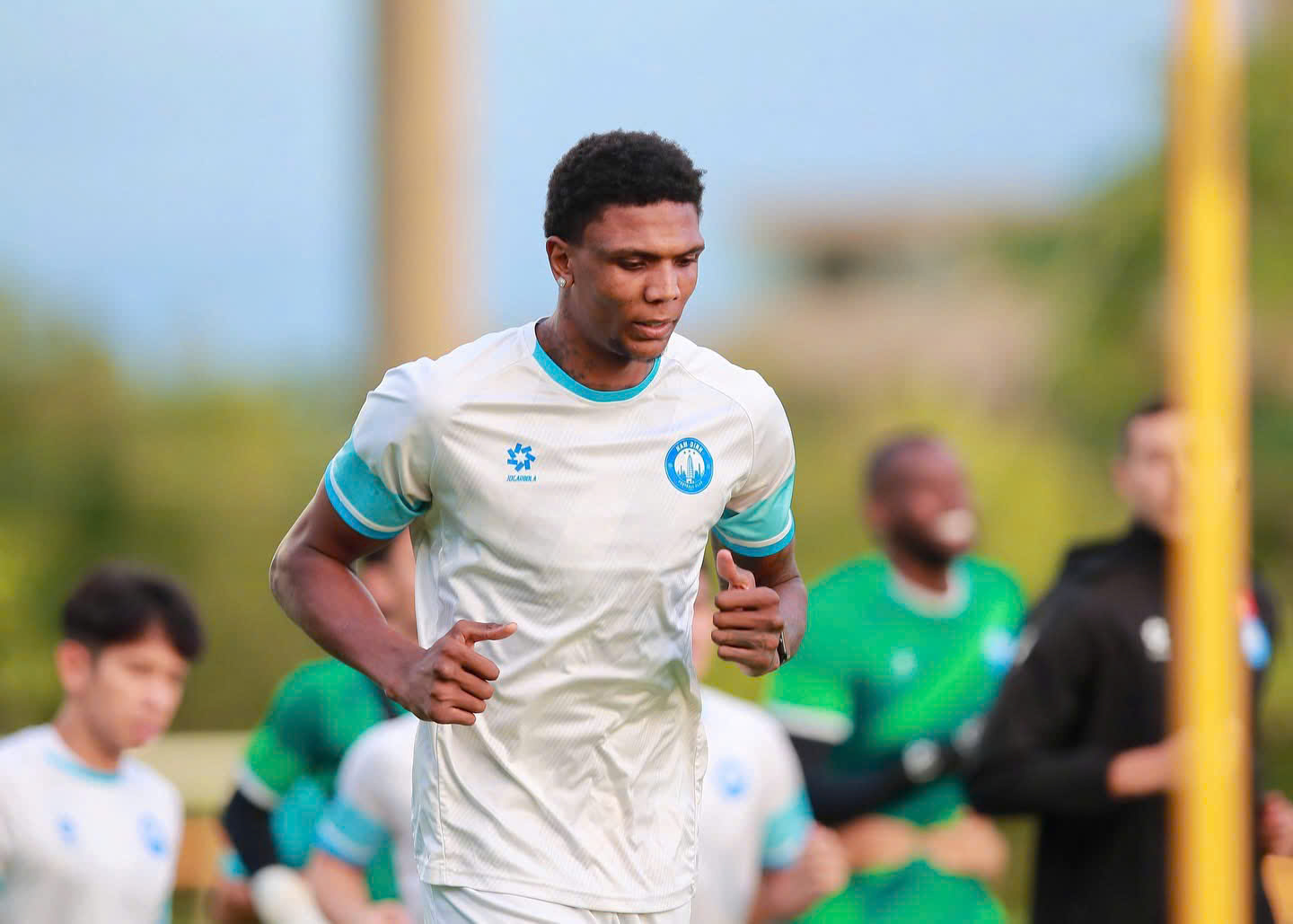 Tiền đạo ‘khổng lồ’ 2,06 m của Nam Định bị đồn chấn thương nặng, sự thật là gì?- Ảnh 1.