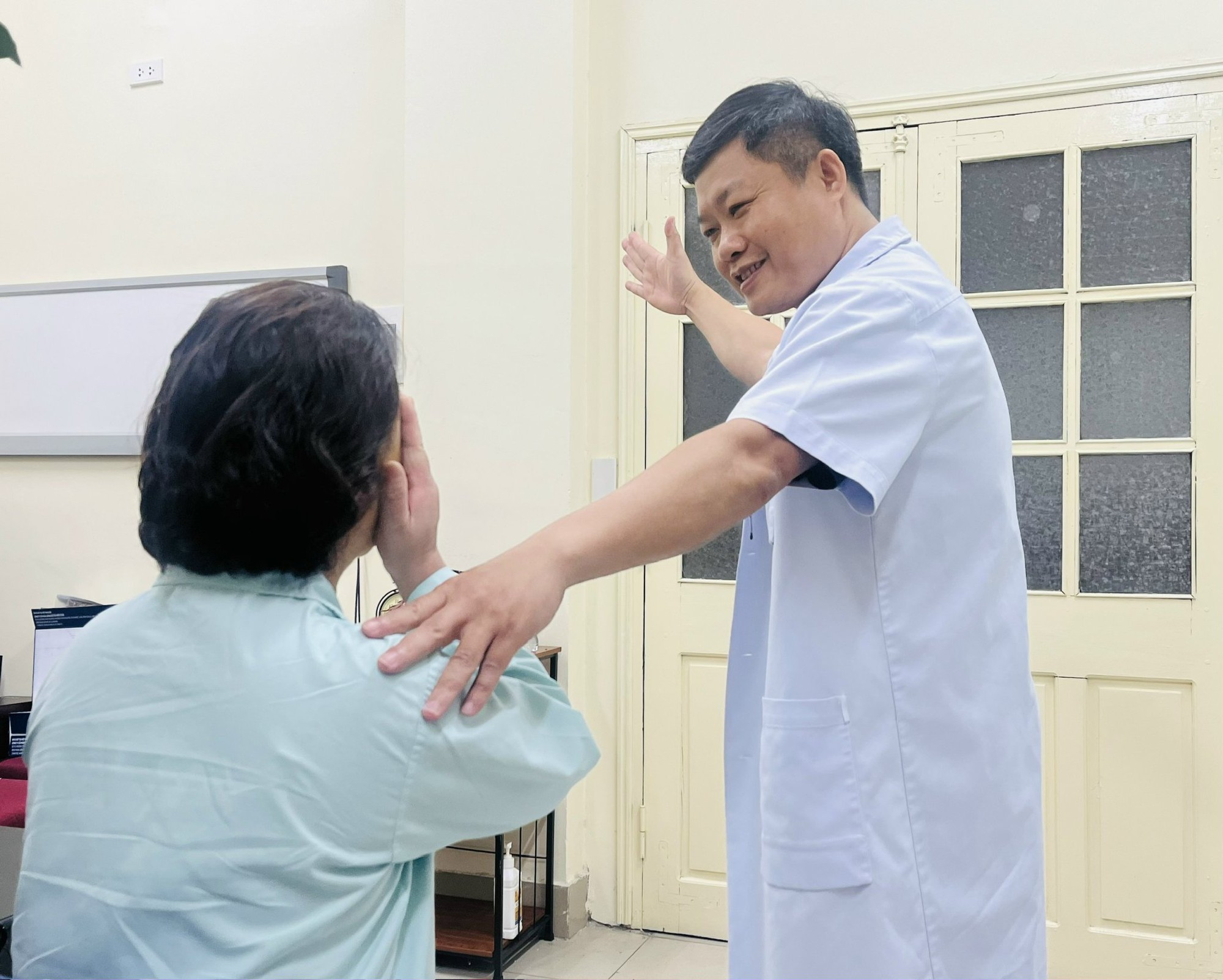 U tuyến yên liên tục tái phát, bệnh nhân được chỉ định  mở cùng lúc 2 đường mổ- Ảnh 1.