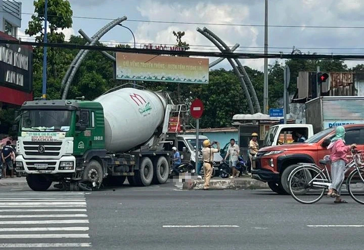 Xe bồn cuốn xe máy vào gầm, người phụ nữ tử vong - Ảnh 1.