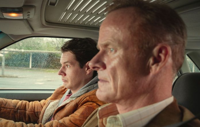 Xem phim Sex Education, người cha U50 khóc nức nở: