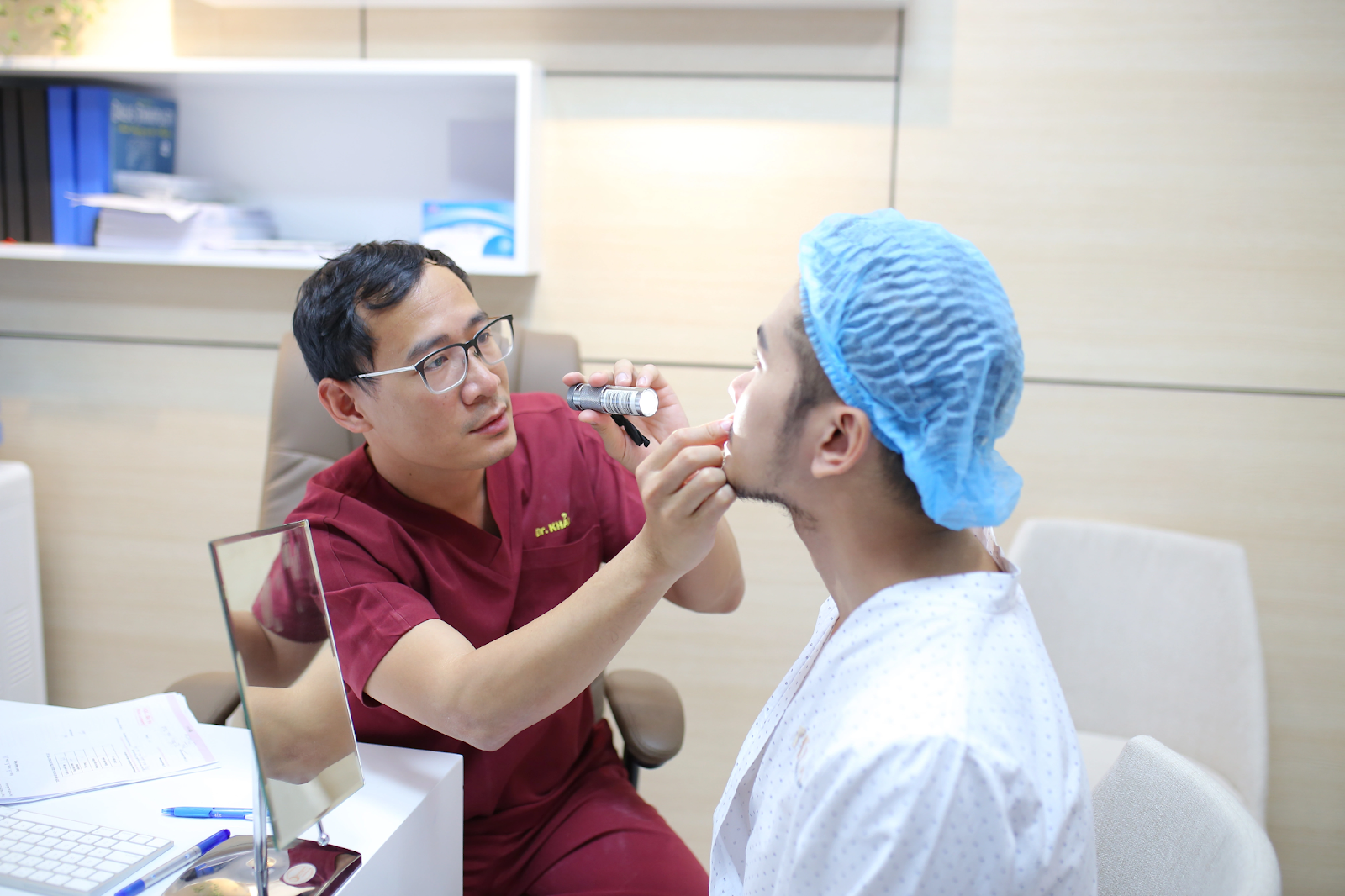 Bác sĩ Khải đang tư vấn cho khách hàng