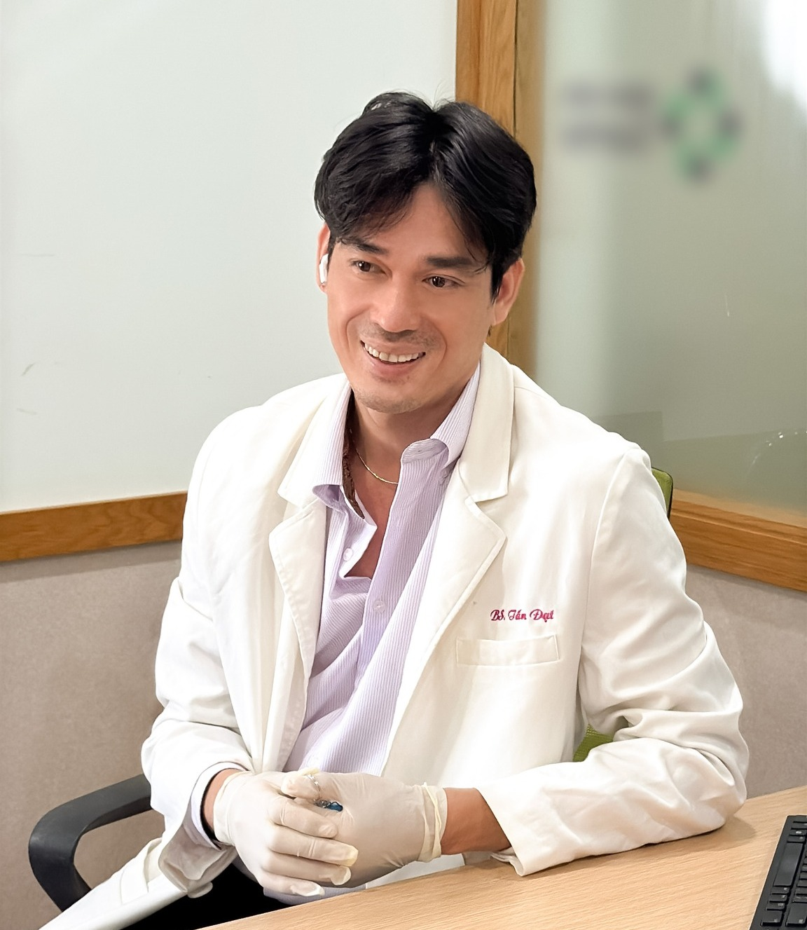 Bác sĩ Huỳnh Tấn Đạt không ngừng cập nhật những kiến thức mới để tư vấn cho khách hàng