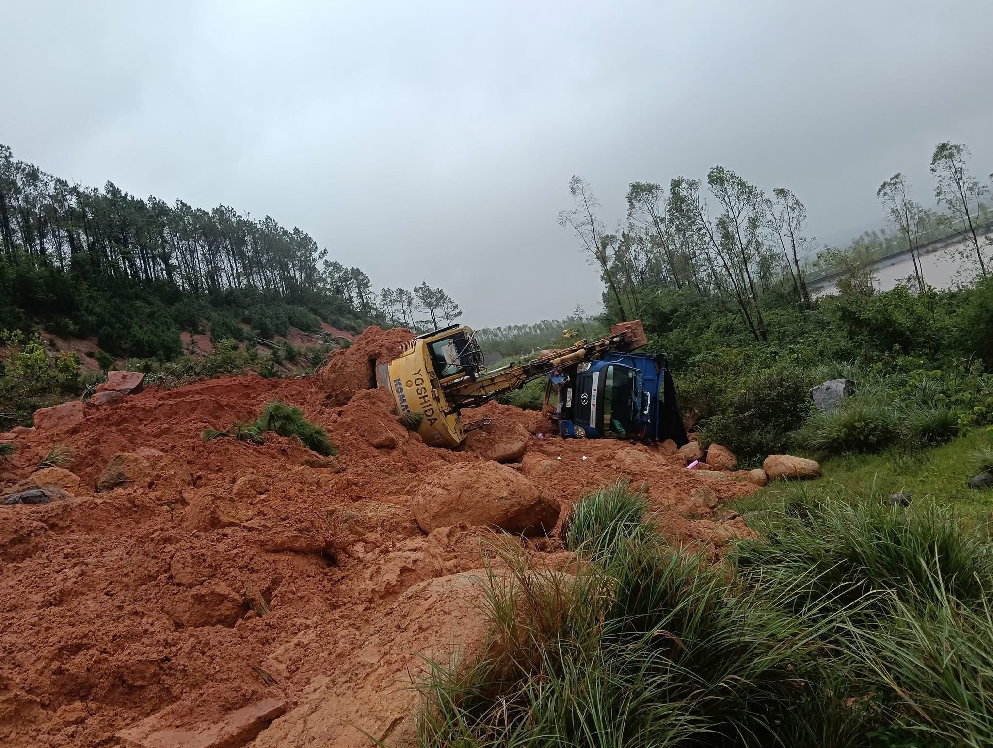 2 tài xế bị thương khi khắc phục sạt lở trên đường ven biển Hà Tĩnh - Ảnh 1.