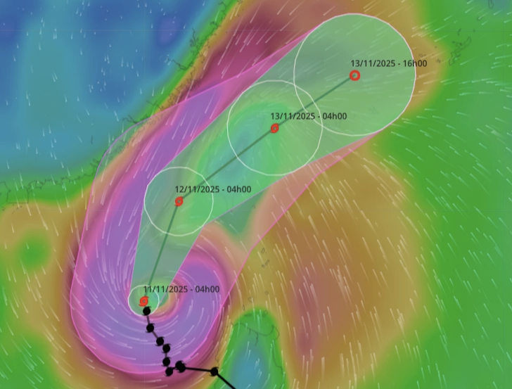 Bão số 14 suy yếu, đổi hướng di chuyển ra ngoài Biển Đông- Ảnh 1.