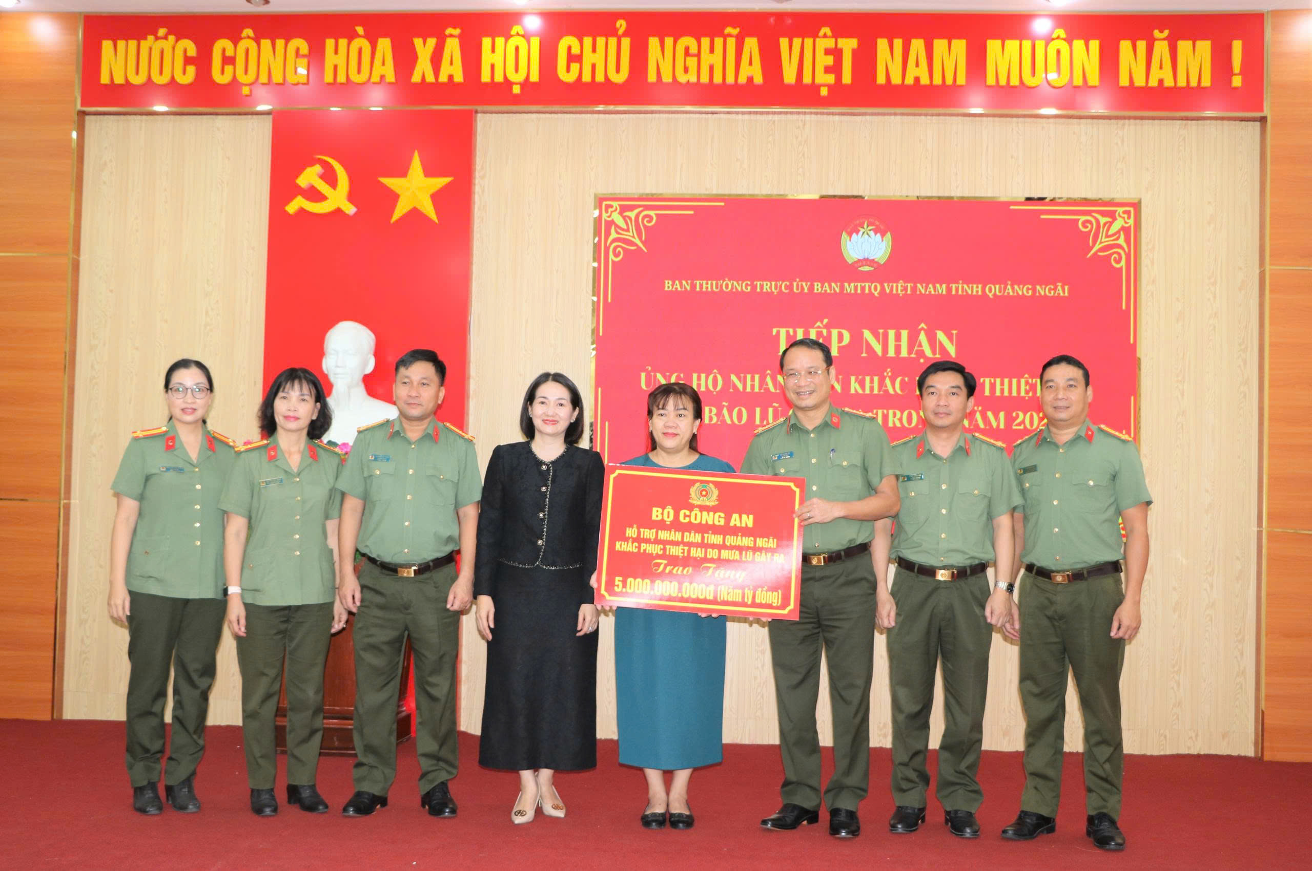 Bộ Công an hỗ trợ Quảng Ngãi 5 tỉ đồng khắc phục hậu quả bão số 13- Ảnh 1.