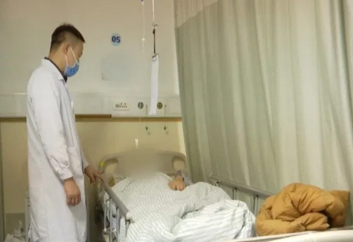 Chàng trai 20 tuổi bị thủng hơn 10 lỗ ở phổi sau khi nặn mụn!- Ảnh 1.