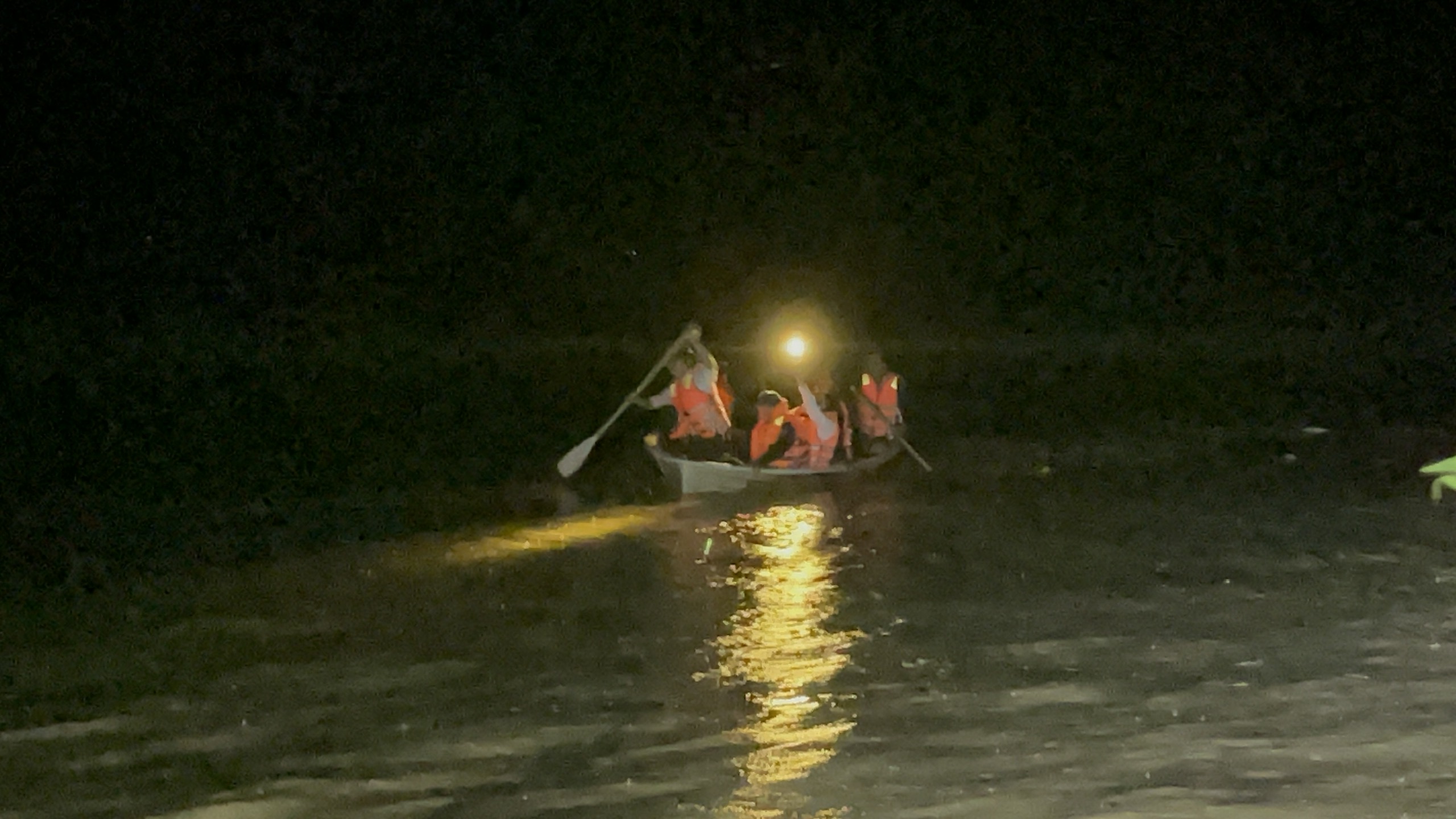 Chủ tịch UBND xã Krông Bông chèo thuyền vượt lũ cứu đoàn kiểm tra an toàn - Ảnh 1.