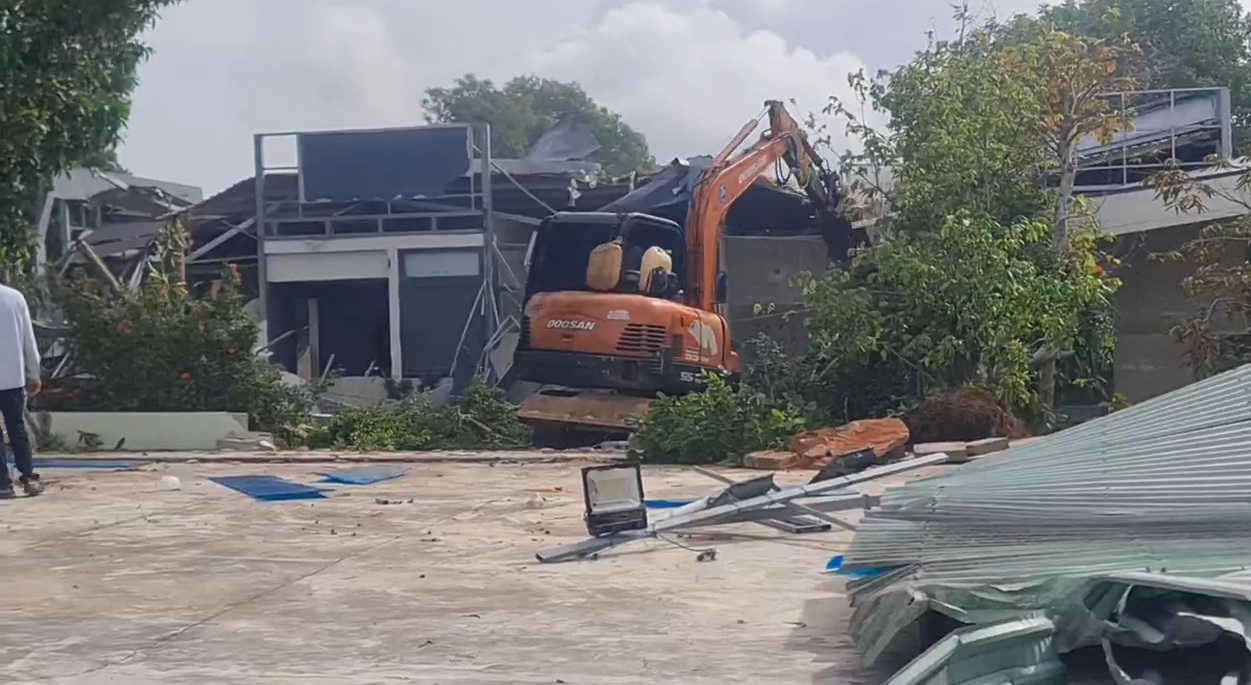 Cưỡng chế lấn chiếm đất công tại đồi cát bay Mũi Né , phục hồi hiện trạng - Ảnh 1.