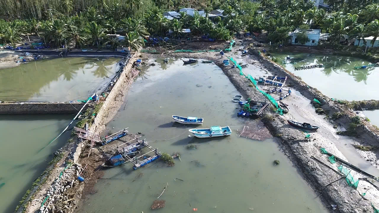 Đắk Lắk: Ngư dân thiệt hại hàng tỉ đồng, mất trắng sau bão số 13 Kalmaegi - Ảnh 1.