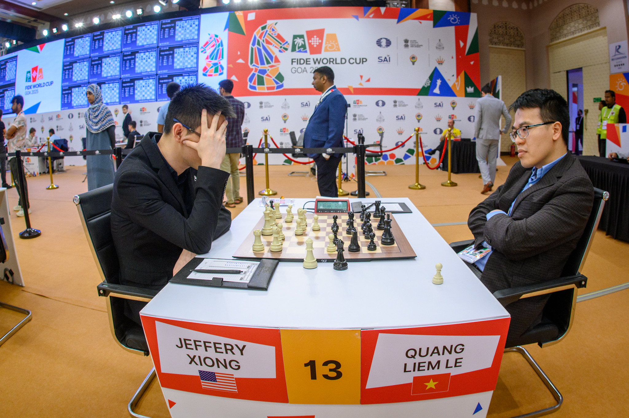 Đánh bại kỳ thủ Mỹ, Lê Quang Liêm rộng cửa vào vòng 4 World Cup cờ vua- Ảnh 1.