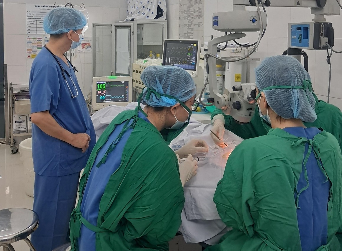 Đi câu cá với bạn, bé trai bị lưỡi câu móc vào mắt, nguy cơ mù mắt - Ảnh 1.