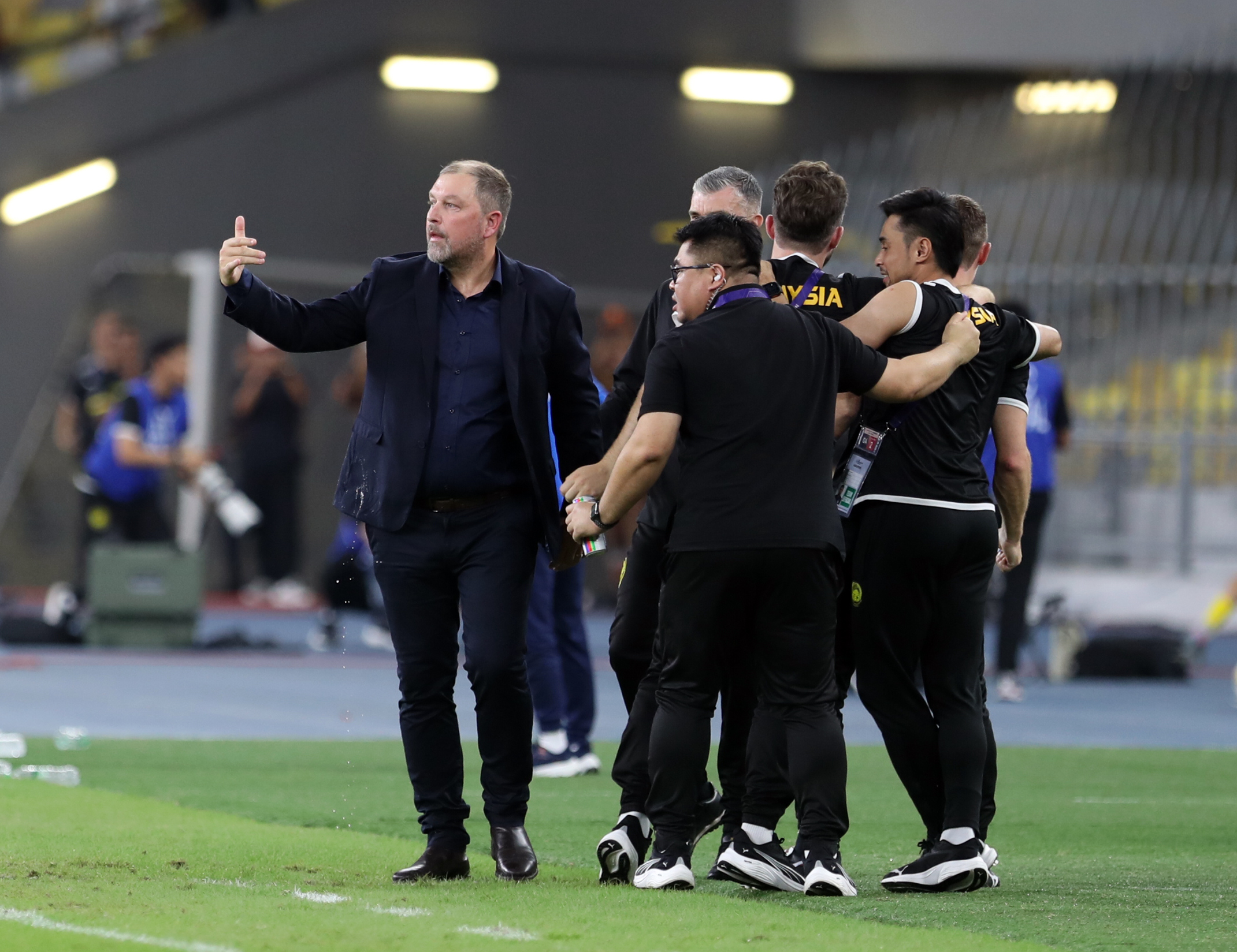 HLV Malaysia chỉ bí quyết giúp học trò ‘ngó lơ’ án phạt của FIFA, cựu HLV Nepal từ chức- Ảnh 1.