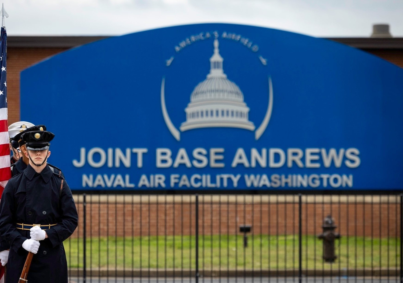 Mở gói bột lạ, nhiều người tại căn cứ quân sự Mỹ phải nhập viện- Ảnh 1.