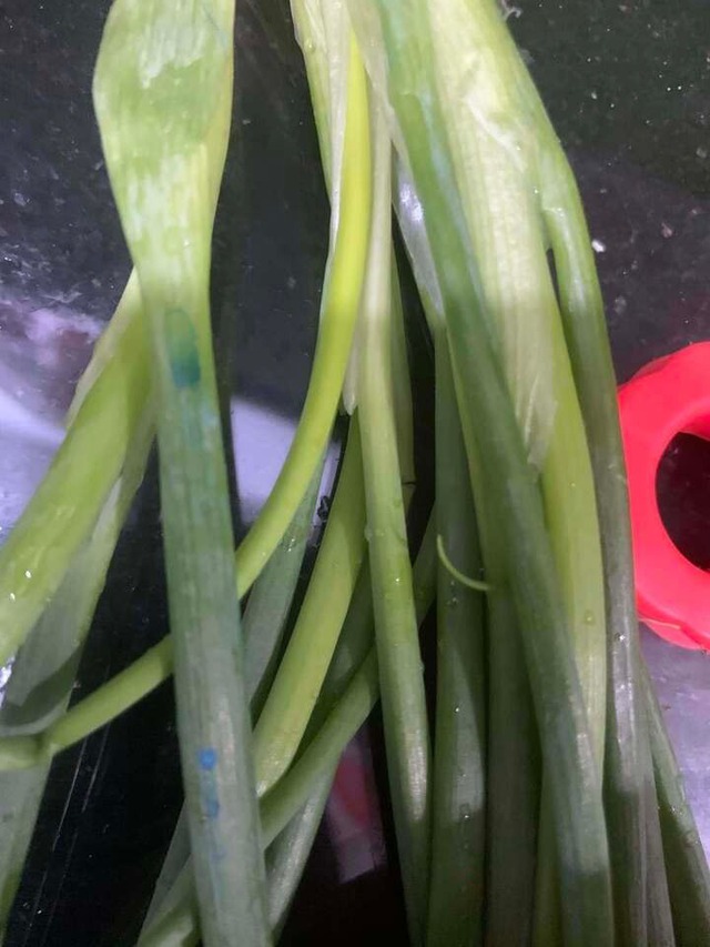 Mua rau, cứ học thuộc mẹo này là biết rau trồng tự nhiên hay rau phun thuốc kích thích- Ảnh 1.