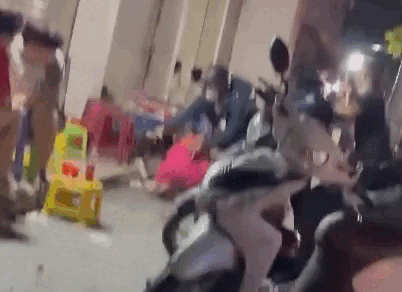 TP.HCM: Xác minh clip 4 người đánh nhau gây náo loạn trên đường Quang Trung - Ảnh 1.