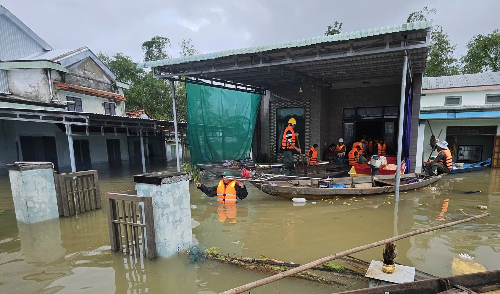 Thủ tướng chỉ đạo xuất gạo cứu đói, lương khô đến người dân vùng lũ miền Trung- Ảnh 1.