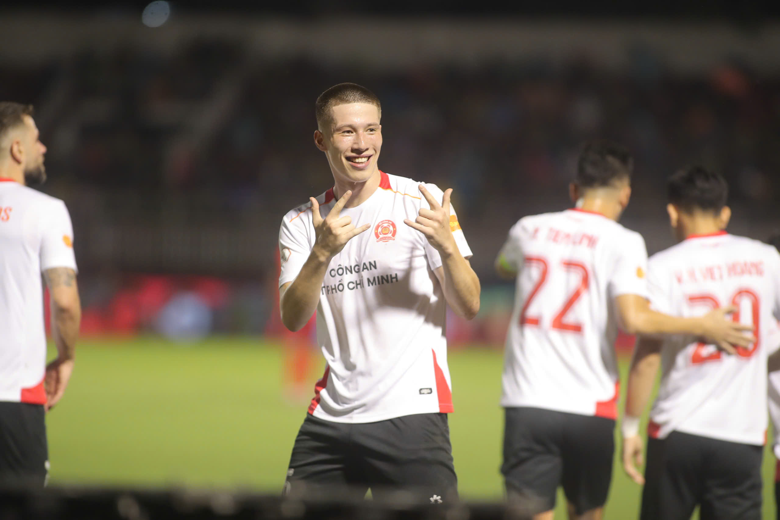 Tiền đạo Việt kiều 1,90 m tiết lộ bất ngờ: Về Việt Nam chơi bóng vì Harry Kane và…- Ảnh 1.