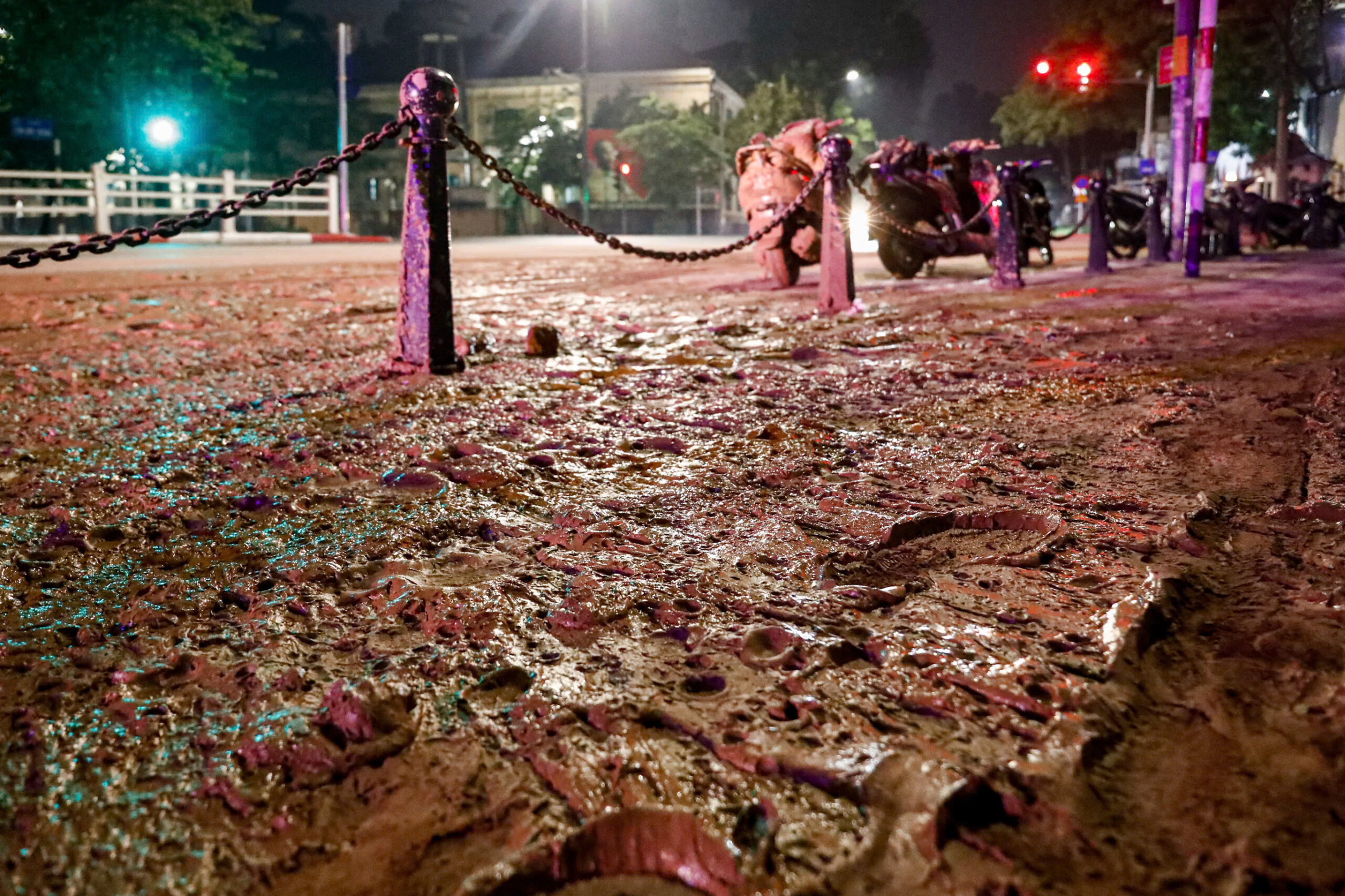 Vụ xe máy ngã dúi dụi vì bùn nhão: Nhà thầu metro Hà Nội nói gì? - Ảnh 1.