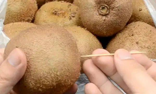 Cắm 1 cây tăm vào quả kiwi, hiệu quả