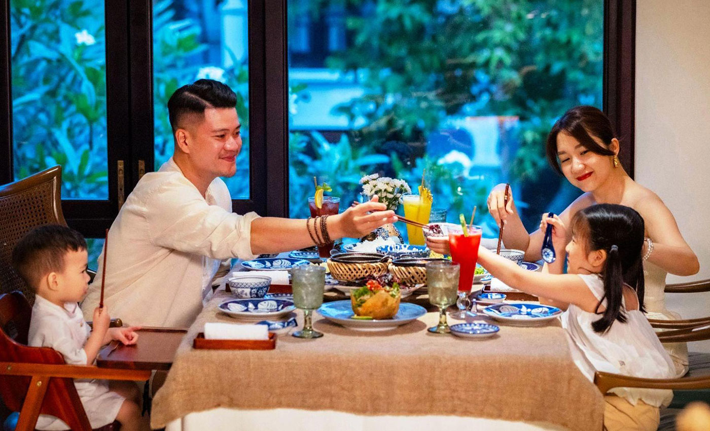 Cảm miền Trung qua ‘chuyến tàu vị giác’ - Cơm Việt trên mâm gỗ - Ảnh 1.