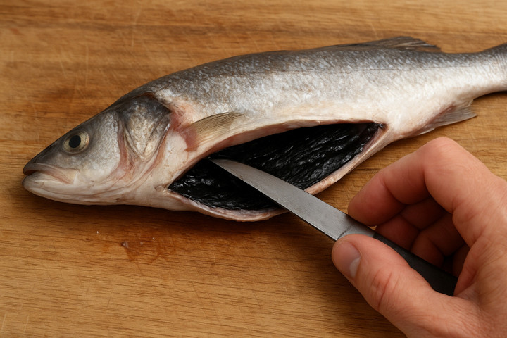 Lớp màng đen trong bụng cá có nên ăn hay phải cạo bỏ?