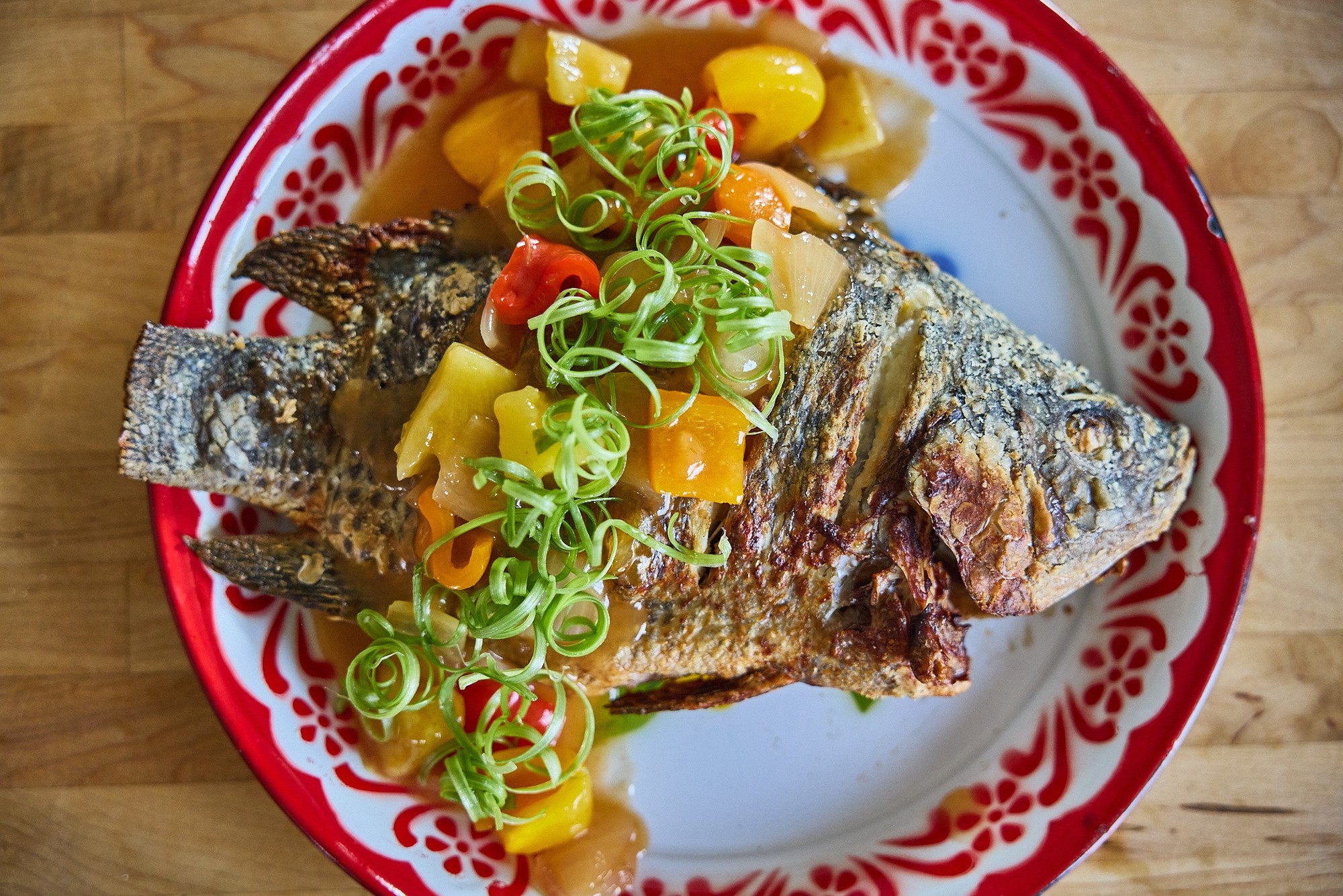 Mẹo rán cá ngoài giòn, trong mềm, ngon hơn ngoài hàng - Ảnh 1.