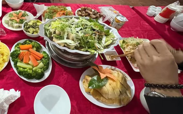 Mời người lạ đến ăn cưới, nhóm bạn online đi 30km và được trải nghiệm độc - lạ, bảo sao cô dâu ít bạn!