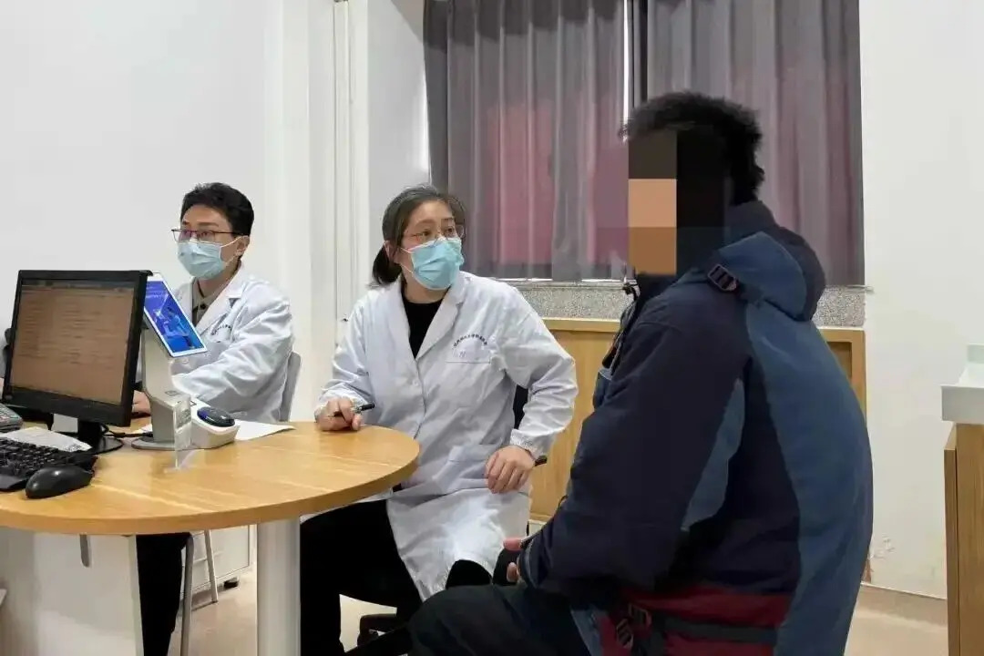 Ngực nam sinh 17 tuổi ngày càng to như thiếu nữ chỉ vì… trị mụn trứng cá sai cách - Ảnh 1.