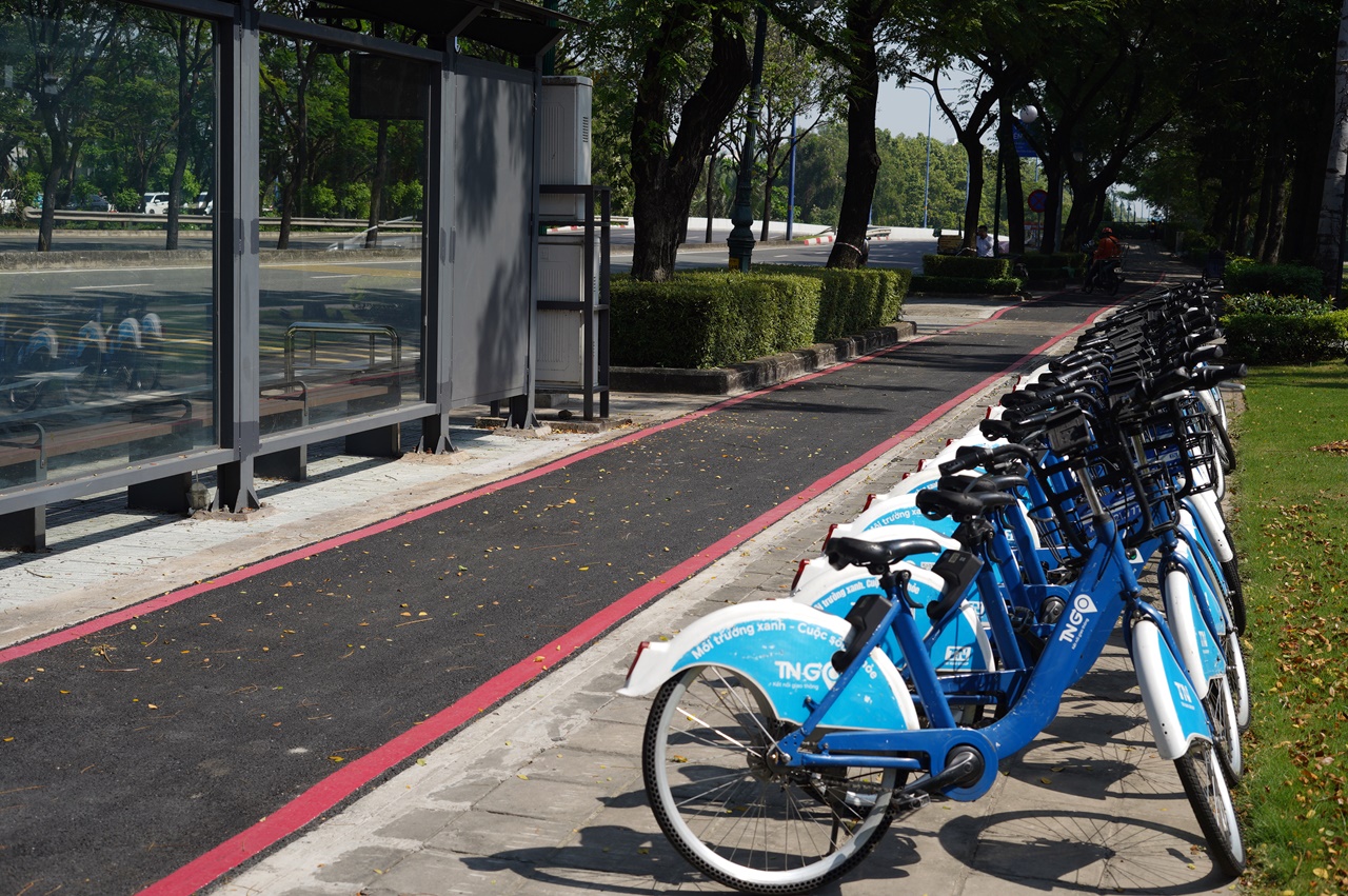 Cận cảnh làn đường 6km đẹp như Châu Âu ở TP.HCM, xe máy đi vào sẽ bị phạt!- Ảnh 1.