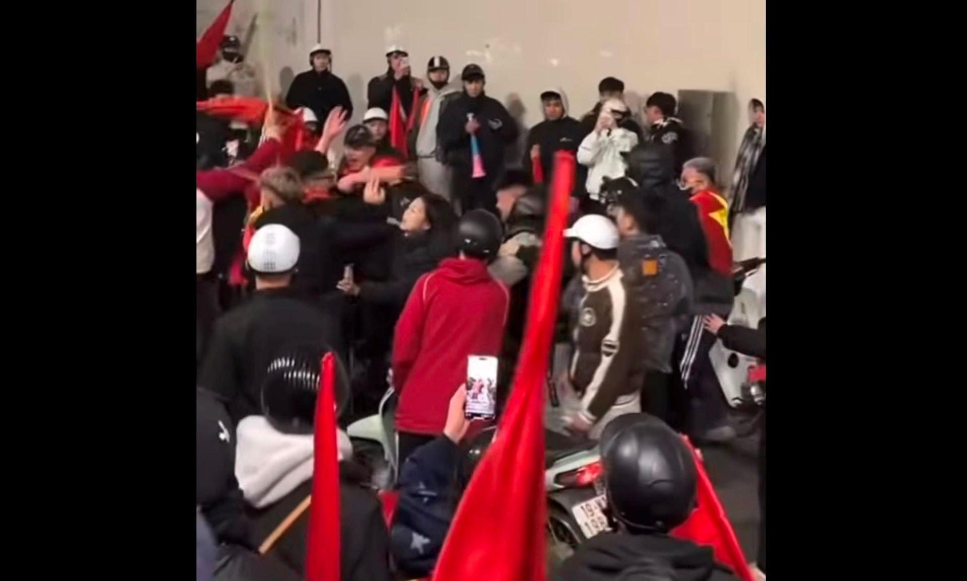 Công an xác minh clip nhóm thanh niên sàm sỡ cô gái, hành hung bạn trai nạn nhân tại hầm Kim Liên