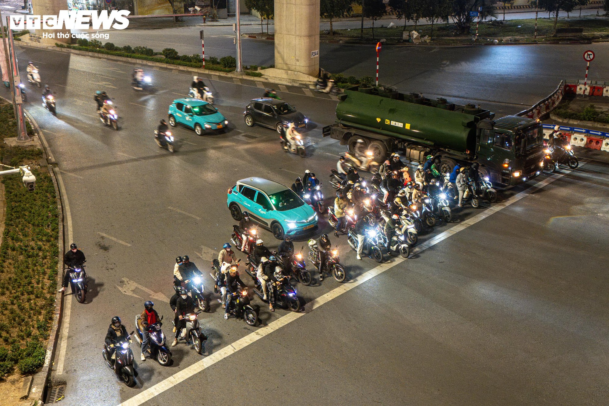 Đường Hà Nội thưa vắng trong đêm rét 10°C, tài xế vẫn dừng ngay ngắn chờ đèn đỏ