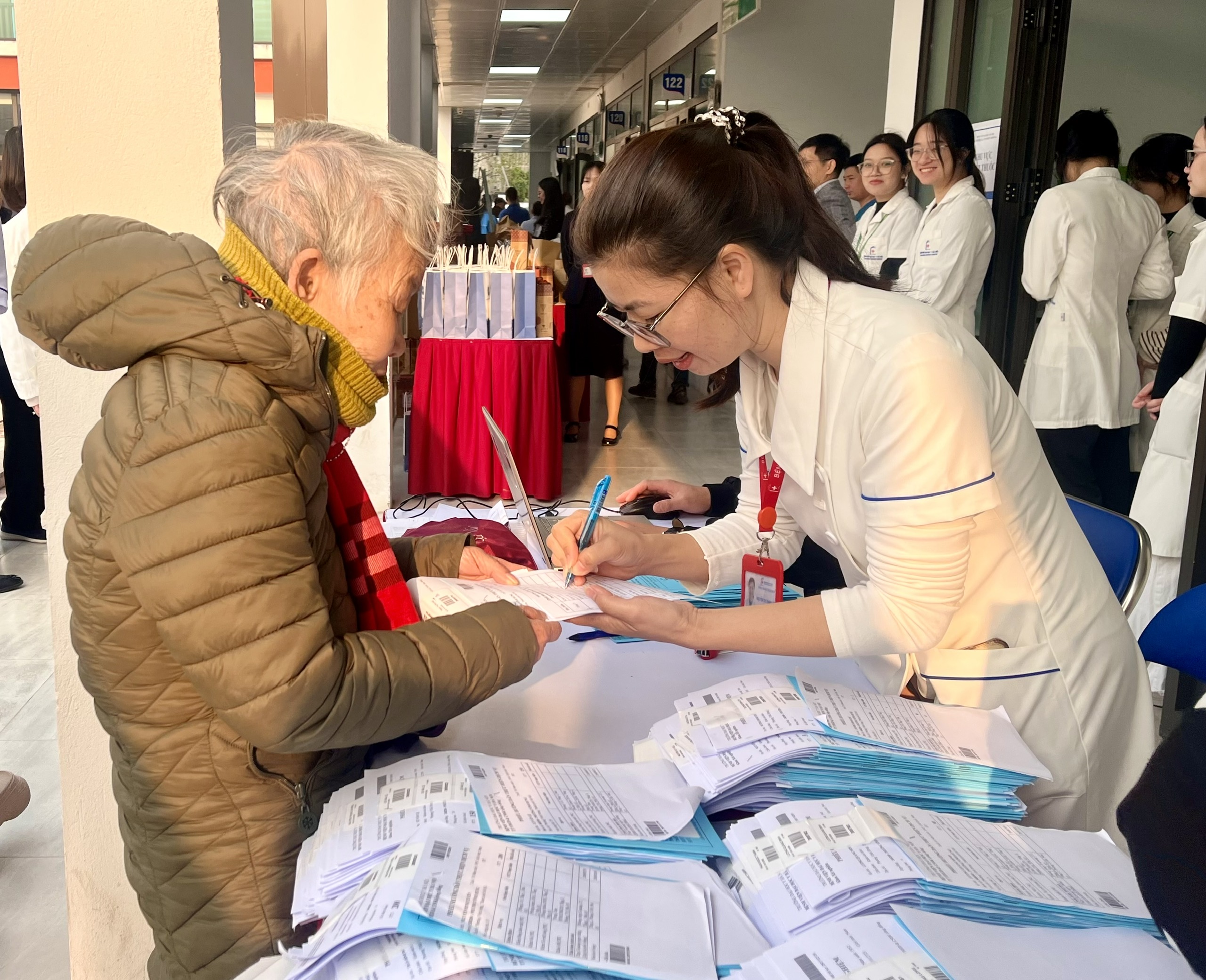 Hà Nội phát triển cơ sở chăm sóc, điều trị người cao tuổi - Ảnh 1.