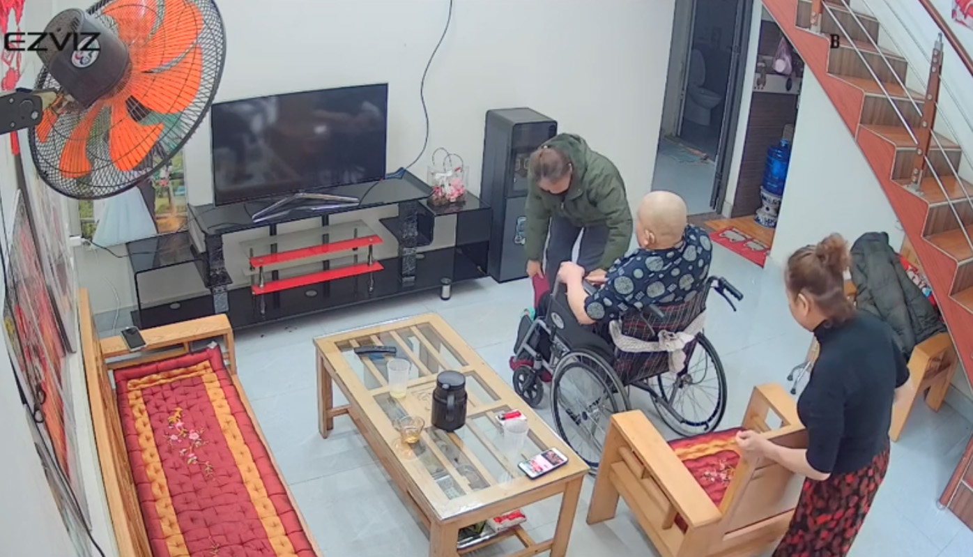 Hiếm có: Người phụ nữ sang chăm sóc ông thông gia bị bệnh ở Thái Nguyên, hé lộ câu chuyện phía sau