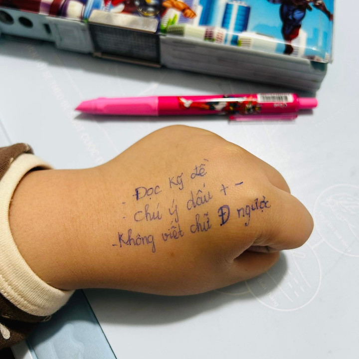 Lo con đi thi hay nhầm, mẹ viết 'phao' lên tay con khiến dân mạng thích thú