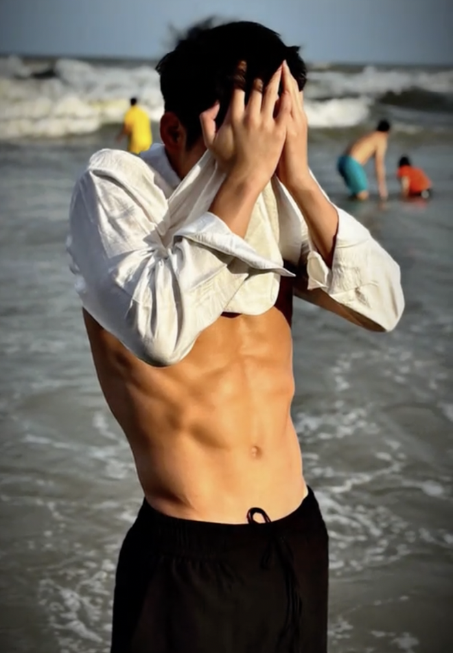 "Nam thần" bơi lội khoe body 8 múi cực phẩm, lúc ở cạnh Ánh Viên lại hoá em trai "tẻn tẻn" hút triệu view