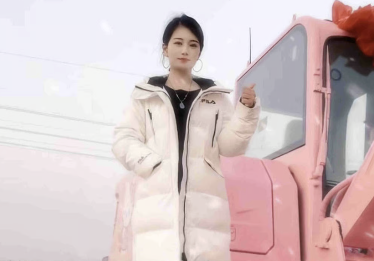 Nữ công nhân sơn máy xúc Hello Kitty màu hồng: Khi công trường cũng cần… sự lãng mạn