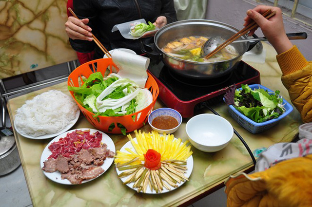 Bác sĩ Bệnh viện Bệnh Nhiệt đới Trung ương cảnh báo: Thói quen ăn lẩu dễ “rước bệnh”