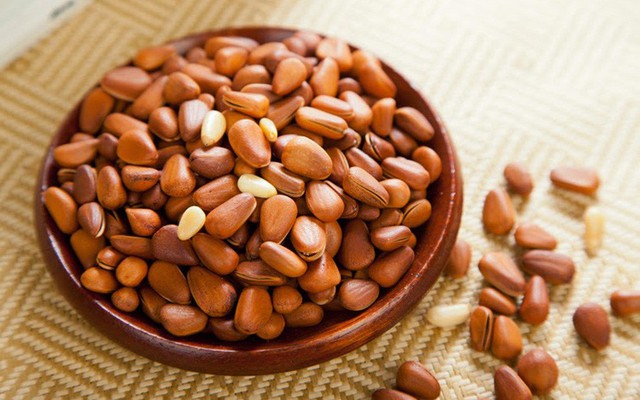 “Đánh bại” hạt hướng dương, đây mới là loại hạt lên ngôi Tết năm nay: Thuộc nhóm xa xỉ nhưng vẫn "cháy hàng" vì 2 lý do