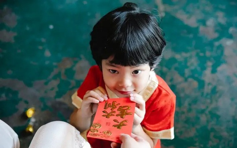 Đưa con sang nhà sếp chúc Tết, con hồn nhiên: "Nhà bác này giàu nhỉ, kiểu gì lì xì cũng to" làm bố mẹ ngượng cháy mặt