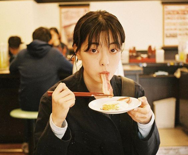 Ngày càng nhiều nữ giới còn trẻ đã mắc ung thư vú, bác sĩ nói thẳng: 5 món này phải ĂN ÍT LẠI!