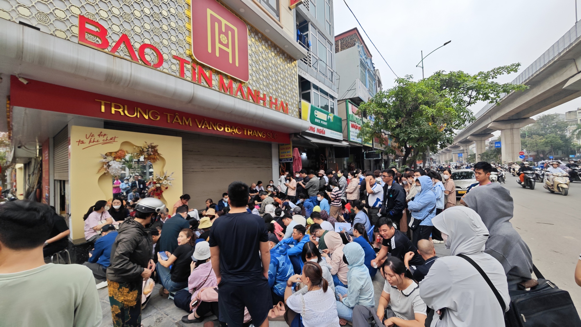 Cửa hàng vàng Bảo Tín Mạnh Hải ken đặc người xếp hàng từ 4 - 5h sáng sau loạt tin nhắn bất ngờ- Ảnh 1.