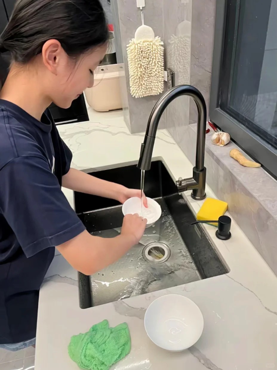 2026 rồi nhưng mẹ vẫn bắt tôi làm tất cả việc nhà, học nữ công gia chánh thì mới có gia đình hoàn hảo - Ảnh 1.