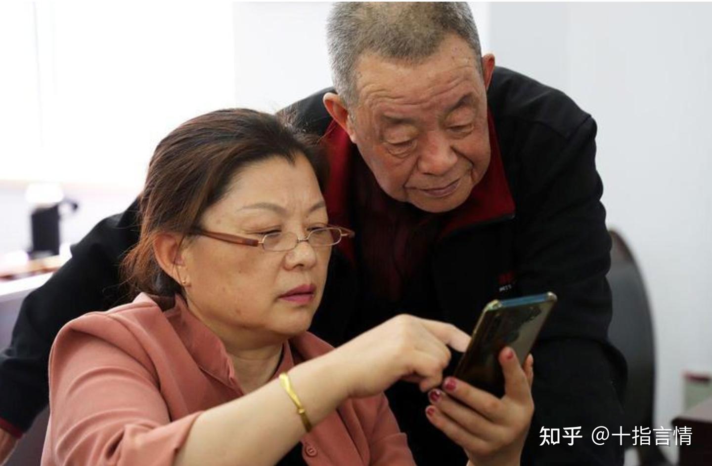 Mẹ tôi nhận lương hưu 19 triệu/tháng nhưng sau 3 năm chỉ có khoản tích cóp vài triệu: 3 cái bẫy tài chính khiến người già mất tiền mà không hay- Ảnh 1.