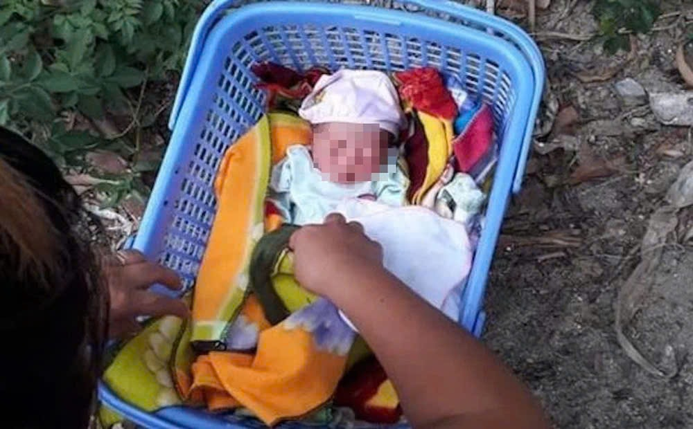 Nghệ An: Bé trai bị bỏ rơi lúc 3h sáng kèm lời nhắn "nhờ nuôi giùm"