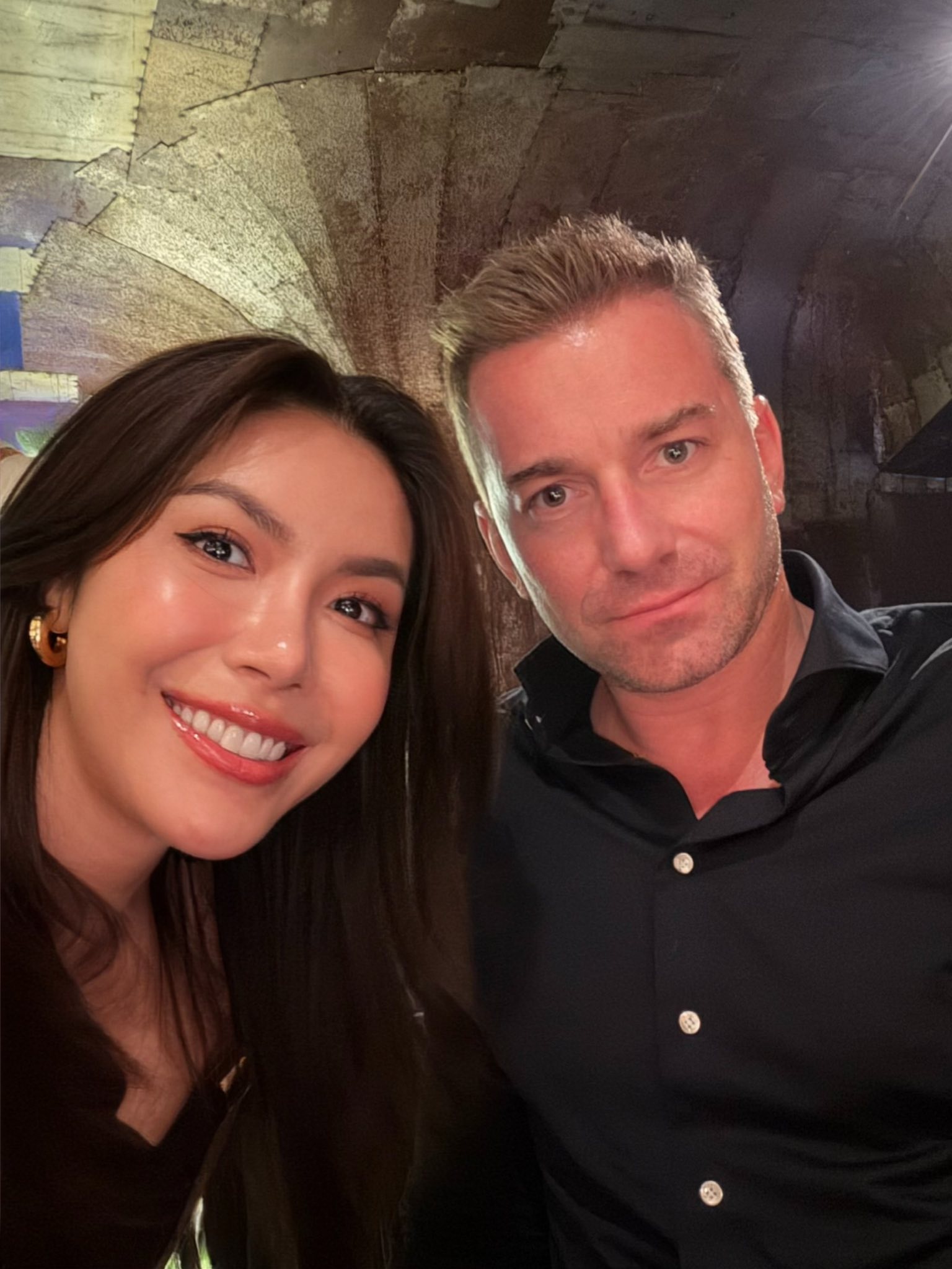 Tình hình mới nhất của vợ chồng Minh Tú khi mắc kẹt ở Oman