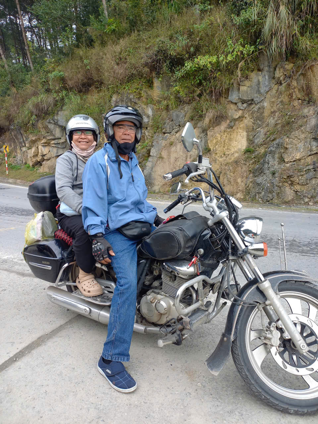 Vợ chồng U.60 chở nhau phượt mô tô từ Nam ra Bắc - Ảnh 1.