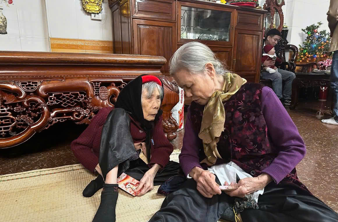 Câu chuyện cảm động về con gái 80 tuổi bên mẹ 101 tuổi đầy yêu thương - Ảnh 1.