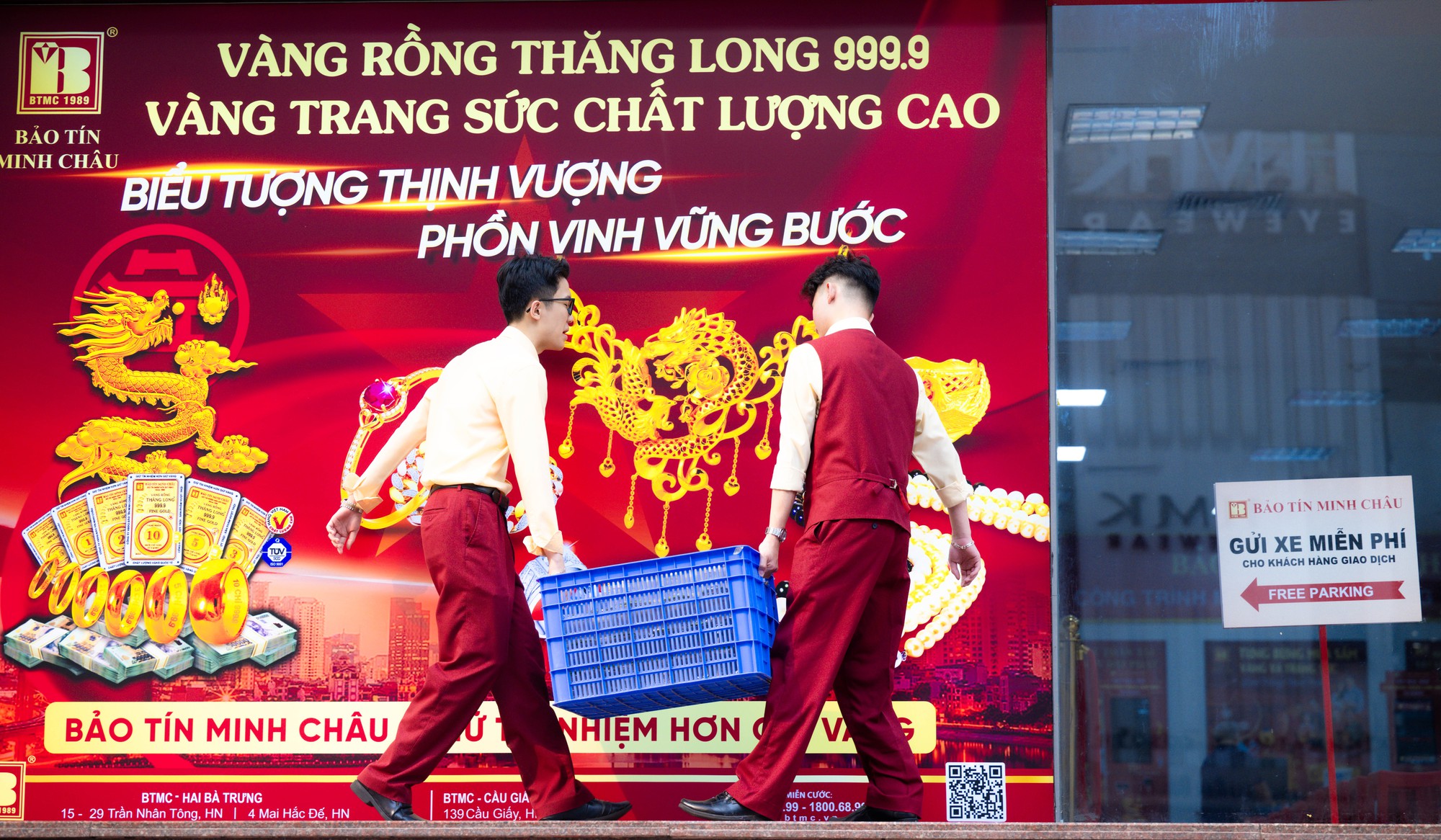 Ảnh, clip: Tình hình tại cửa hàng Bảo Tín Minh Châu sau thông tin khởi tố cựu Tổng giám đốc Công ty cùng con trai- Ảnh 1.