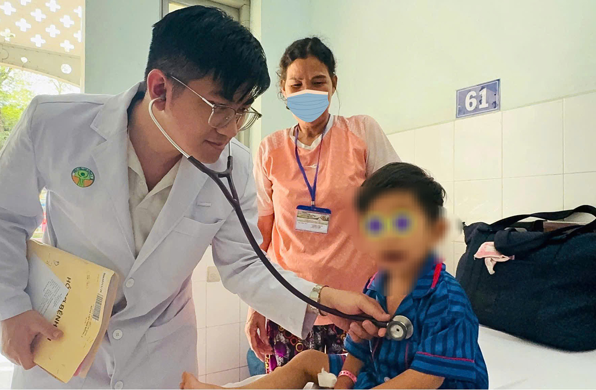 Bệnh viện Nhi đồng 2 hỗ trợ viện phí, cứu bé 3 tuổi mắc tim bẩm sinh - Ảnh 1.